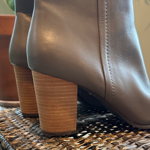 Vionic Kennedy Taupe Leather Heeled Women’s Booties Size 9 Wide NEW - Picture 2 of 8